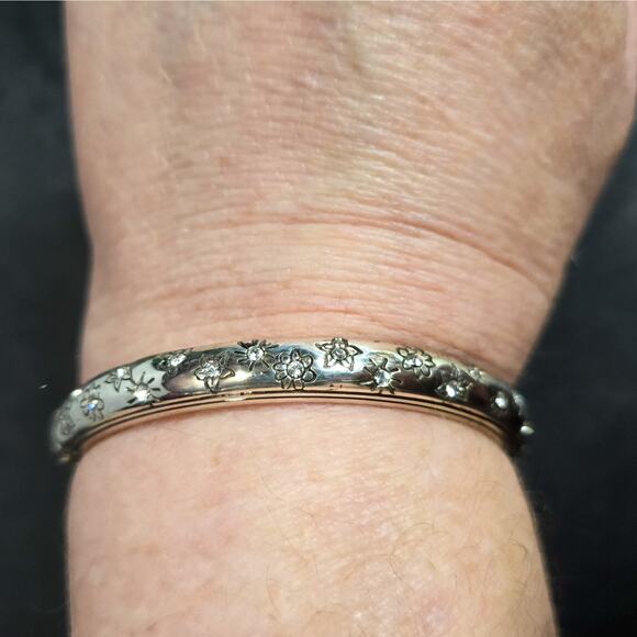 Brighton daisies and stars etched bangle bracelet with Swarovski crystals - Picture 2 of 8